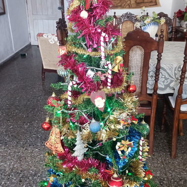 SE VENDE ÁRBOL DE NAVIDAD CON SUS ADORNOS Y LUCES  MEDIDAS: 1.50 mts.   140 USD. - Img 108714998