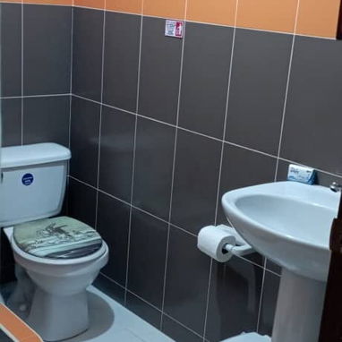 ¡APARTAMENTO DE LUJO EN CUBA! 🌴 3 Habitaciones, 3 Baños Privados, AC, Cocina Equipada. IDEAL GRUPOS/FAMILIAS. - Img 121650526