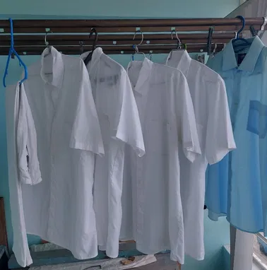 Camisas blancas tallas M ,y otras L xL , pantalones pitusas  guayaberas, etc ver fotos - Img 85259356