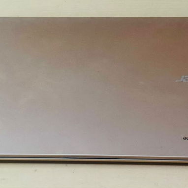 Laptop Acer dorada Equipo confiable con rendimiento ideal para algunos juegos y trabajos de programación informática - 4/5
