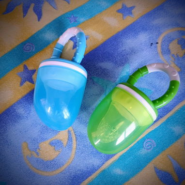 Tetes, biberones, cadenitas para tete, baberos de silicona y teteras para frutas - Img 123262078