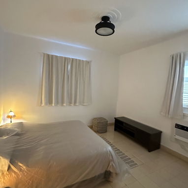 SE VENDE POR EL DUEÑO bello apartamento en Vedado ,  25 y J - Img 108274718