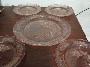 Plato de cristal rosado con platicos(antiguo) - Img main-image