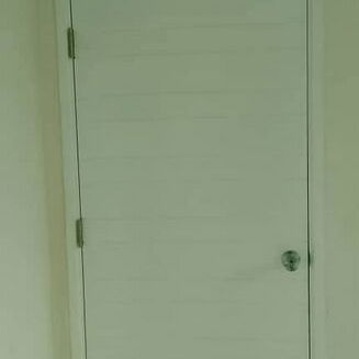 Desea una PUERTA de madera BUENA y CALIDAD !!!! La madera es de importación.. Se llama AYA - Img 121267879