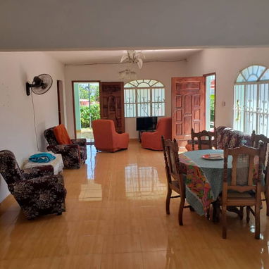 SE RENTA CASA DE 3 HABITACIONES EN GUANABO A 5 CUADRAS DE LA PLAYA CON PISCINA 58858577 - Img 121730342