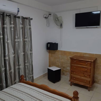 Permuto apto dos habitaciones planta baja del vedado para el vedado y doy vuelto - Img 120718925