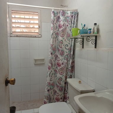¡Gran Oportunidad de Apto en bajo en el VEDADO 3 CUARTOS, a dos Cuadras de la Embajada de los Estados Unidos. - Img 122786947