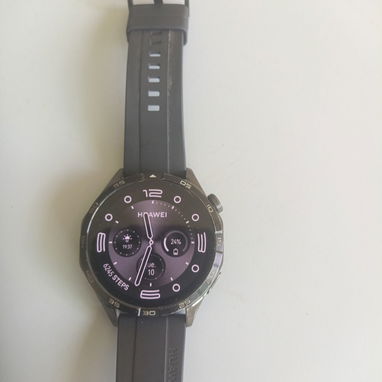 Huawei GT 4 de uso con su cable - 2/2