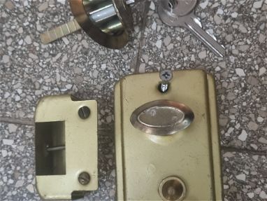 Yale de los Buenos con 3 llaves nuevo para puerta de calle - Img main-image