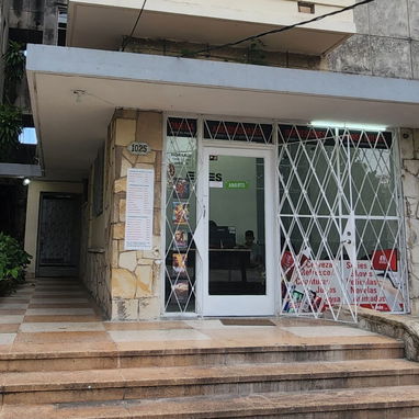 Alquiler de local puerta de calle con frente de cristal sedado 27 y 10. Ideal para mercadeo o tienda - Img 125629123