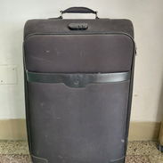 Se vende maleta grande de viaje (único detalle agarre roto) - Img 56329932