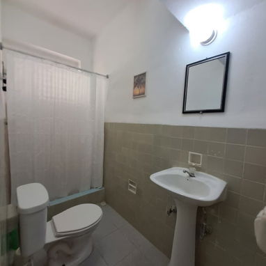 Se alquila apartamento de 1 cuarto en el Vedado. Por largo plazo. Amueblado - Img 122995185