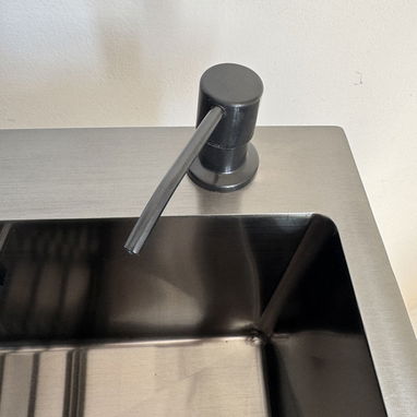 Fregardero moderno con mezcladora, sistema de frezado de vasos, dispensador de detergente y parrilla escurrir - 7/10