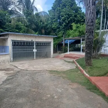 Hermosa Propiedad Independiente en el Reparto los Rusos ( La Lisa ) - 2/5