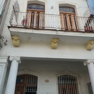 Casa de dos pisos en el corazon del Vedado - Img 124953649