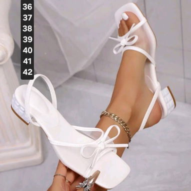 Zapatos blancos y sandalias blancas - Img 112490750