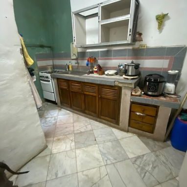 Buenas tardes se vende esta casa en 7500 usd en la habana vieja,parque cristo.Se deja con un juego de comedor, refrigera - 6/10