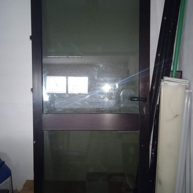 Puertas de aluminio y de madera. - 3/4