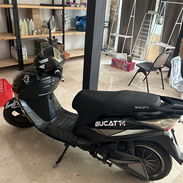 Vendo moto eléctrica haciendo 50 kilómetros aproximante o más 1500 usd - Img 56543574