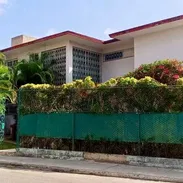 MAJESTUOSA CASA INDEPENDIENTE EN ESQUINA EN NUEVO VEDADO POR 350000! (5 CUARTOS, 5 BAÑOS, JARDÍN Y GARAJE) - Img 57561643