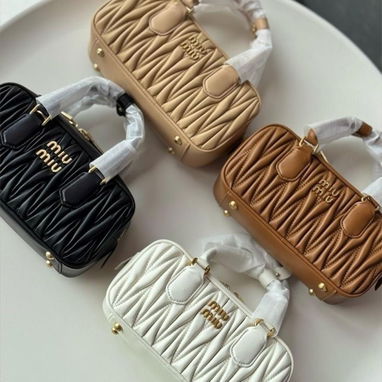 Carteras de lujo estilo Miu Miu $100 Domicilio incluido 🚗 Bolsos acolchados 4 colores. ¡Mejores precios y calidad aquí! - 2/5