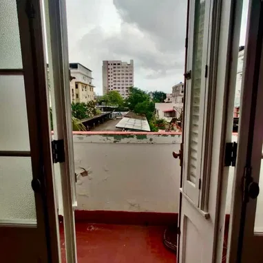 EDIFICIO CAPITALISTA CON VISTA AL MAR! Apartamento Totalmente Remodelado en el Vedado - Img 123264199
