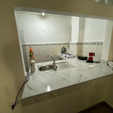 Se RENTA APTO INDEPENDIENTE EN EL VEDADO POR 27 Y N. 53880216 - Img 76824174