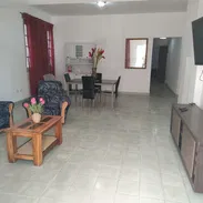 Playa. Rento Casa en bajos de biplanta de 3 cuartos con portal y garage. Alquiler Lineal Garantizado. Se aceptan niños - Img 55949061