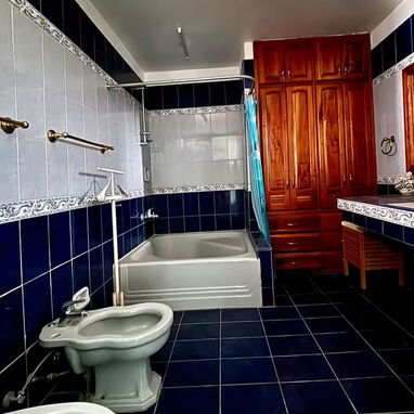 MAJESTUOSA CASA INDEPENDIENTE EN ESQUINA EN NUEVO VEDADO POR 350000! (5 CUARTOS, 5 BAÑOS, JARDÍN Y GARAJE) - 7/8