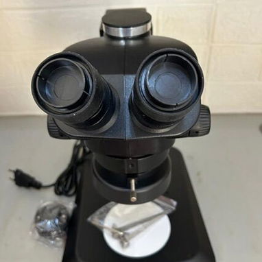 Microscopio trinocular con lente barlow 0,5X y lámpara led. Newww - Img 120490266