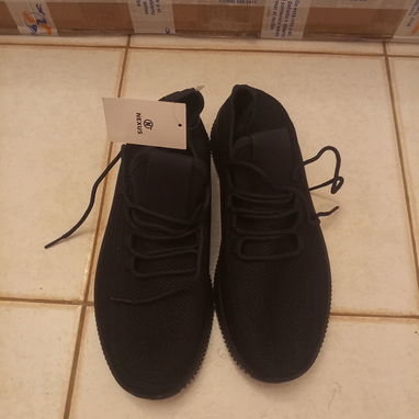 Tenis negros nuevos de engomados. Acepto mn y transferencia - Img 114868339