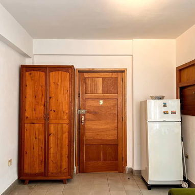 Renta apartamento de 2 cuartos Vedado corriente 24x24 ya 650usd  53582376 - Img 121702966