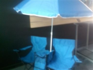Vendo sombrillas con sillas (azul y verde ) y sonbrillas con sillas independiente y tumbonas - Img 67829651