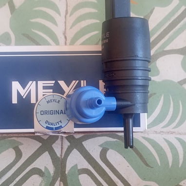 Bomba del limpiaparabrisas marca Meyle Alemana doble tiro para SEAT Ibiza, Skoda Fabia y VW Polo - 2/3