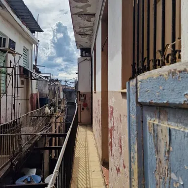 Se vende casa en Centro Hab. Dos cuartos y azotea libre! - Img 117122568