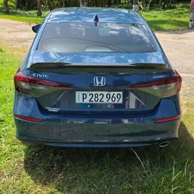 Honda Civic del 2025 con 8 mil millas caminando en 27 mil USD lo vendo estoy en la habana - Img 125370633