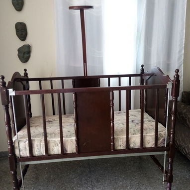 Venta de cuna de madera cedro torneada con aro para mosquitero y colchón y bastidor de muelles - Img 120414729