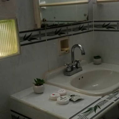 Renta de apartamento independiente en el Vedado, ideal para estudiantes. - Img 100330156