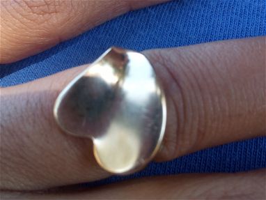 Vendo un anillo de mujer de oro forma corazón - Img 65482676