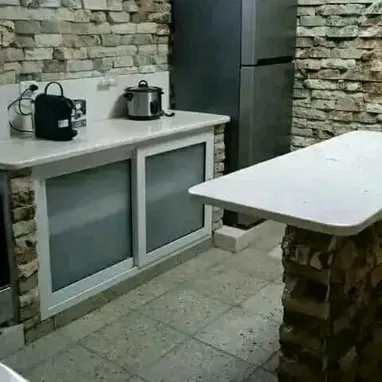 Se vende enchapes de pared de tirillas de piedra,decore su hogar o negocio dándole un toque único y moderno buen precio - Img 86251486