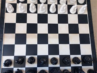 Vendo juego de ajedres con fichas de figuras - Img main-image