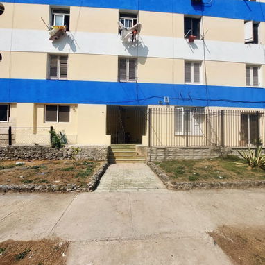 APARTAMENTO EN EL VEDADO,  PLANTA BAJA Y PUERTA A CALLE. - Img 121190385
