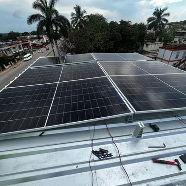 Instalación Profesional de Paneles Solares, Baterías y Sistemas de Energía Renovable - 3/4