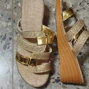 Vendo zapatos de mujer y de jóven, sandalias de plataforma, número 35, poco uso, como nuevo. Me ajusto - Img 56875911