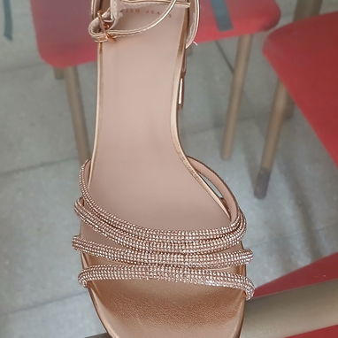 Tacones dorados de tacon bajo. Interesados en saber mas escribir al pv - Img 122972183
