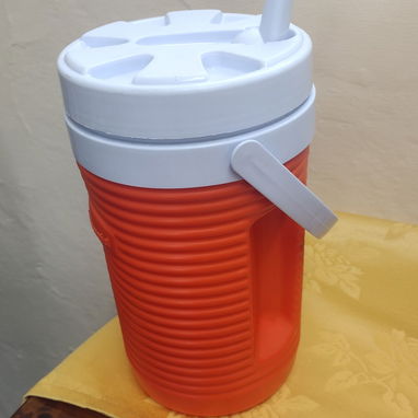 Vendo termo Cervecero plástico marca  Rubbermaid  de  1.9 litros - 2/3