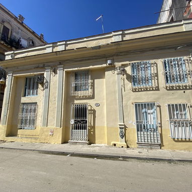En venta casa colonial en la Habana Vieja. Toda la esquina, excelente para negocio!! - 2/10