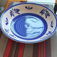 Juego de 1 Fuente onda y 1 Fuente plana, de porcelana Gibson, decorada en blanco y azul, tipo Talabera. - Img 56666373