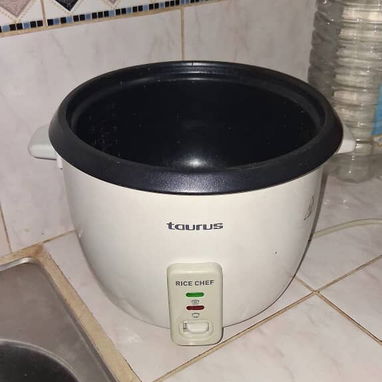 Vendo arrocera es d uso pero está en perfecto estado trabaja solo en la 220 Soy d Centro habana 15usd - 3/4