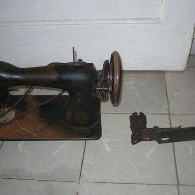 Máquina coser Singer antigua sin la base ni el mueble - Img 118803191